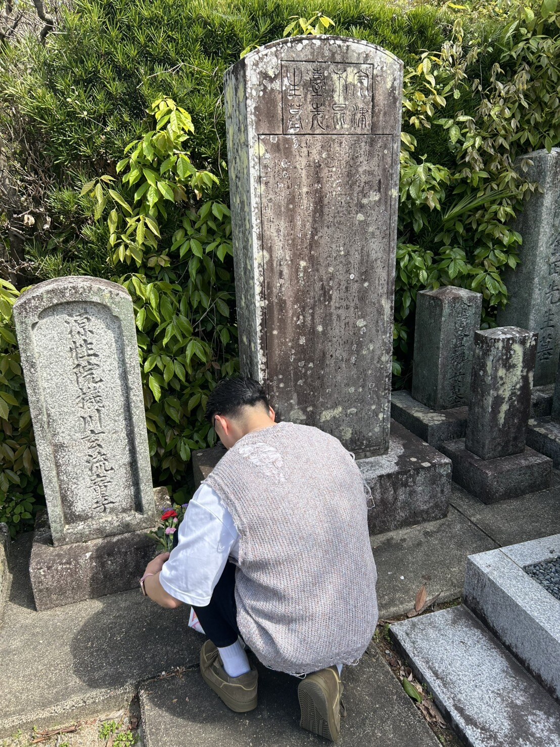 宇津木昆台の墓前で花を手向ける石原幸一